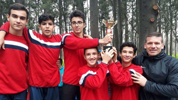 Okul Sporları Kros Yarışmalarında Kazlıçeşme Abay İmam Hatip Ortaokulu Yıldız Erkek kategorisinde İstanbul 2.si