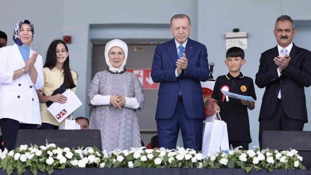 Cumhurbaşkanımız Sayın Recep Tayyip Erdoğan ve Bakanımız Sayın Mahmut Özer Karne Dağıtım Törenine Katıldı