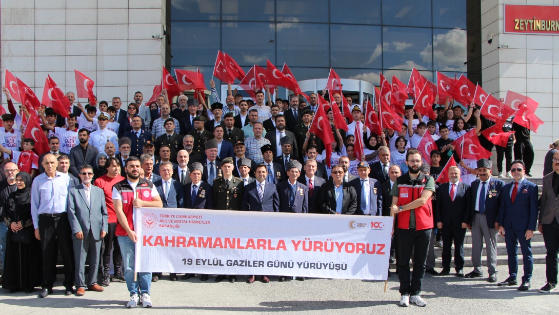 19 EYLÜL GAZİLER GÜNÜ NEDENİYLE DÜZENLENEN ÇELENK SUNMA TÖRENİ KAYMAKAMLIK TÖREN ALANINDA GERÇEKLEŞTİ
